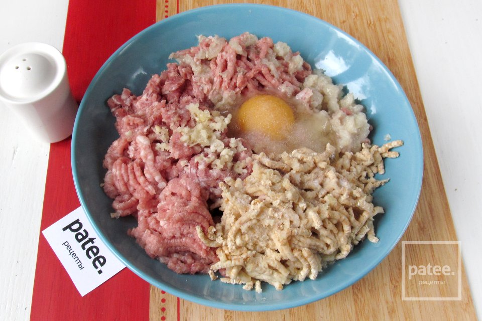 Мясные гнёзда с сыром и перепелиными яйцами - Шаг 7