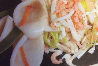 Салат из кальмаров и креветок.