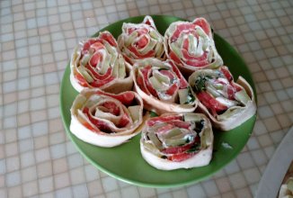 Рулеты из лаваша с сёмгой и сыром