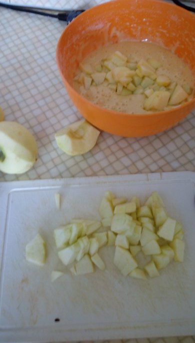 Шарлотка с яблоками (классический рецепт) - Шаг 7