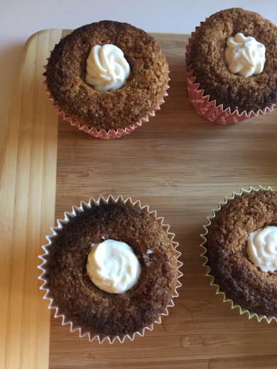 Ванильные маффины с начинкой из лимонного крем чиза 🍋🍓 - Шаг 9