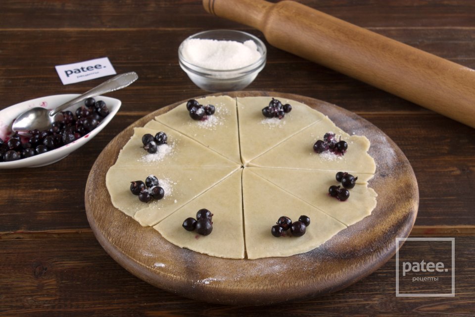 Песочные рогалики со смородиной и маком - Шаг 7