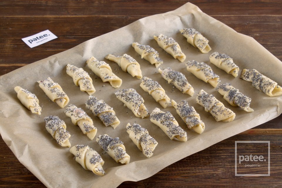 Песочные рогалики со смородиной и маком - Шаг 9