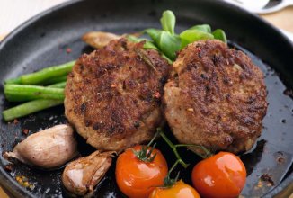 Котлеты с томатами и стручковой фасолью.