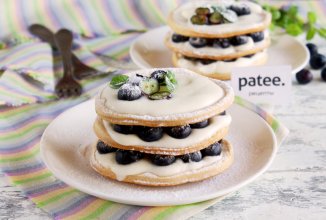 Слоеные пирожные мильфей с голубикой