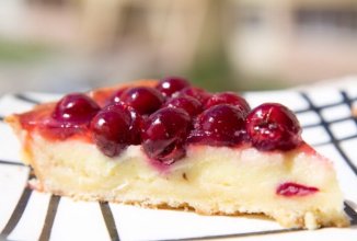 Тарт с творогом и вишней