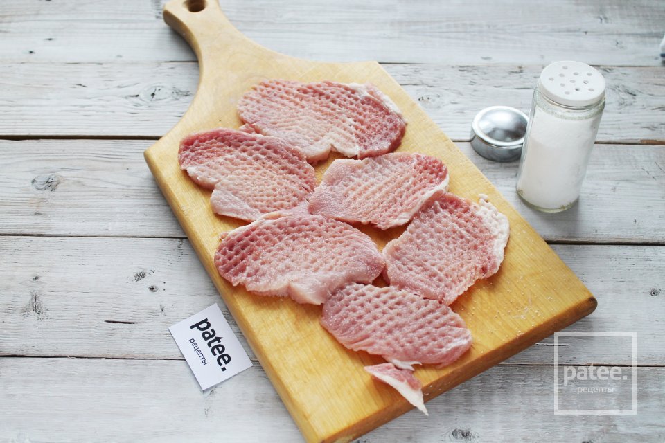 Свиные отбивные с помидором, сыром и соусом ткемали - Шаг 4