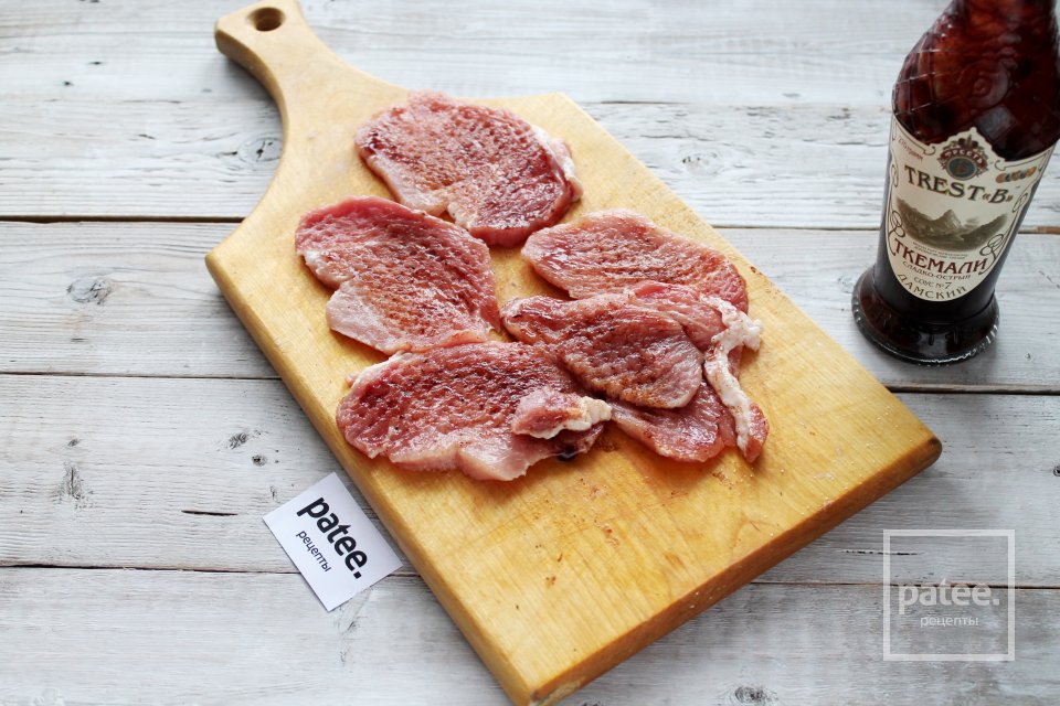 Свиные отбивные с помидором, сыром и соусом ткемали - Шаг 7