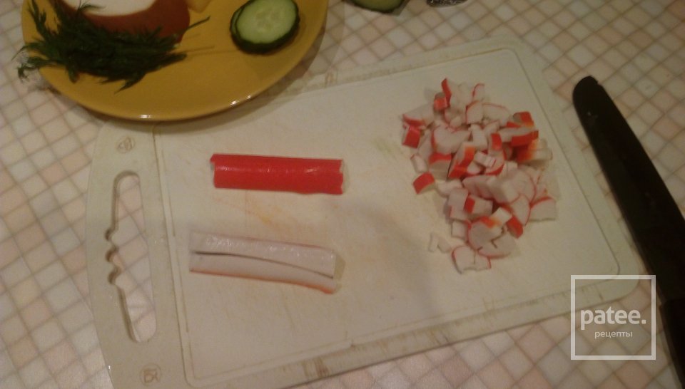 Салат с крабовыми палочками - Шаг 2