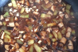 Грибы шиитаке в томатном соусе