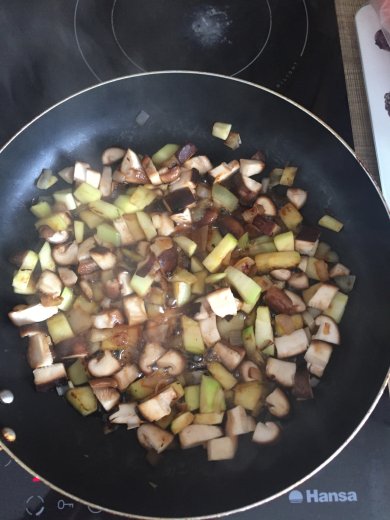 Грибы шиитаке в томатном соусе - Шаг 2