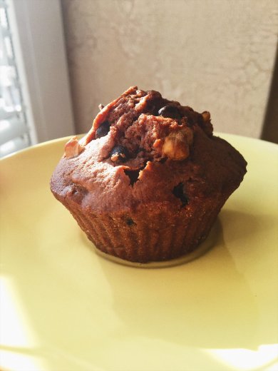 Шоколадный маффин с бананом