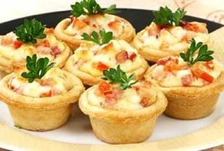 тарталетки с сыром и помидорами