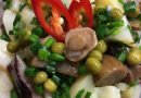 Ароматный салат 🥗 "Лесная сказка" из грибочков, картошечки и горошка.