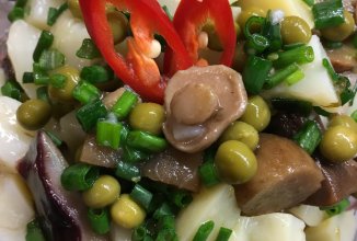 Ароматный салат 🥗 "Лесная сказка" из грибочков, картошечки и горошка.