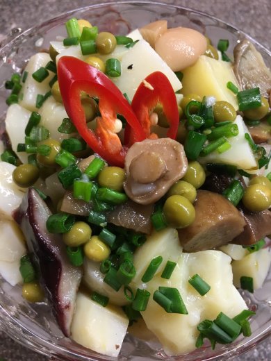 Ароматный салат 🥗 "Лесная сказка" из грибочков, картошечки и горошка.