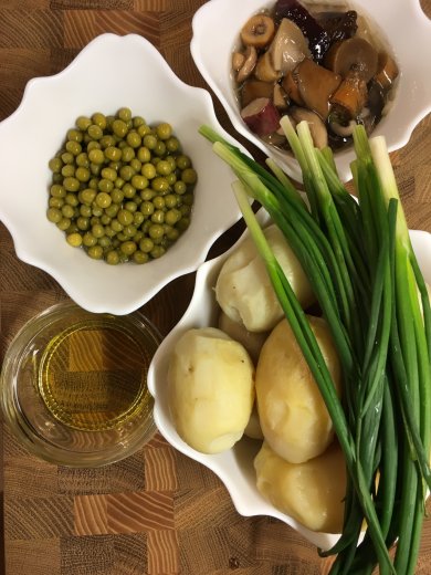 Ароматный салат 🥗 "Лесная сказка" из грибочков, картошечки и горошка. - Шаг 1