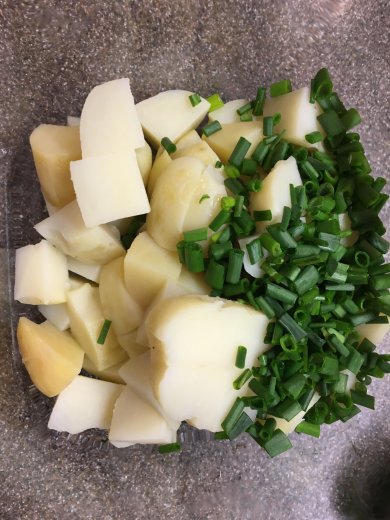 Ароматный салат 🥗 "Лесная сказка" из грибочков, картошечки и горошка. - Шаг 3