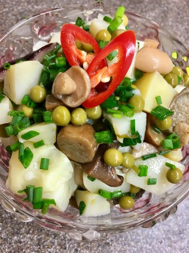Ароматный салат 🥗 "Лесная сказка" из грибочков, картошечки и горошка. - Шаг 4
