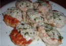 Куриные котлетки с луковым соусом
