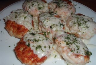 Куриные котлетки с луковым соусом