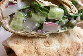 Хрустящий салат "Мечта вегана" в лаваше