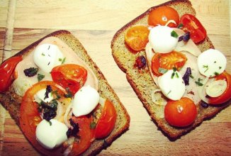 Брускетта с ароматным маслом и томатами