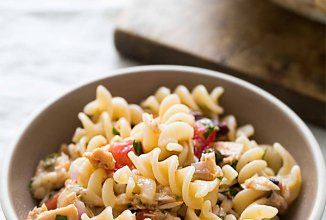 Салат из пасты с тунцом и каперсами