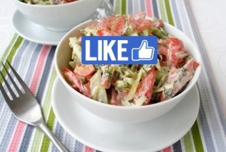 Салат с копченой колбасой и огурцами.