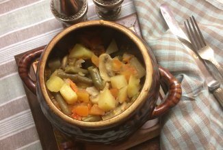 Овощное рагу в горшочке.