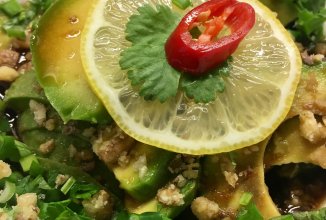 Аппетитный салат "Азия" с авокадо и соевым соусом