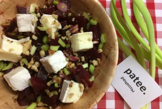 Свекольный салат с сыром Бри и грецкими орехами.