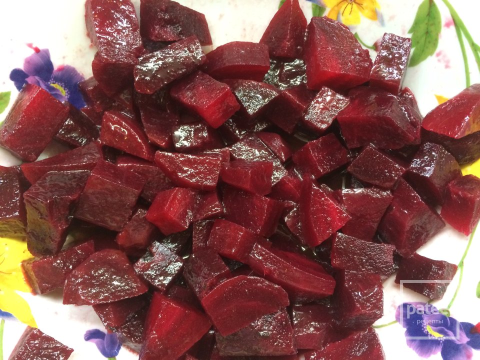 Свекольный салат с сыром Бри и грецкими орехами. - Шаг 1