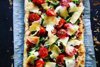 Тарт с колбасками,брокколи и томатами