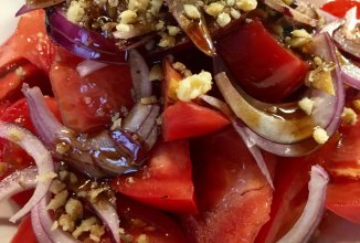 Салат "Кавказская пленница" с томатами, грецким орехом и соусом "наршараб"