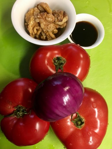 Салат "Кавказская пленница" с томатами, грецким орехом и соусом "наршараб" - Шаг 1