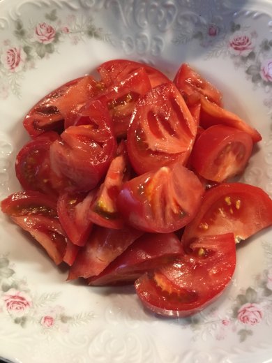 Салат "Кавказская пленница" с томатами, грецким орехом и соусом "наршараб" - Шаг 2