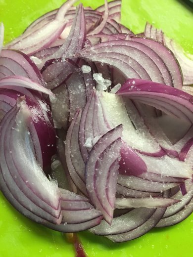 Салат "Кавказская пленница" с томатами, грецким орехом и соусом "наршараб" - Шаг 3