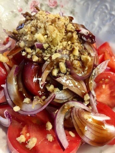 Салат "Кавказская пленница" с томатами, грецким орехом и соусом "наршараб" - Шаг 4