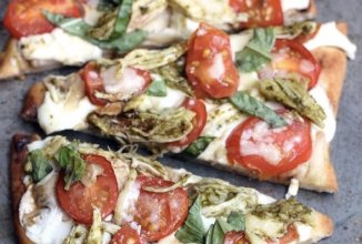 Пита с курицей и соусом песто