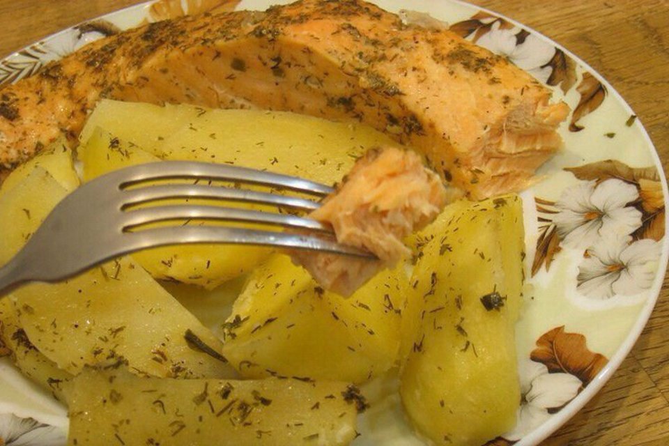 Картофель и рыба на пару в мультиварке.