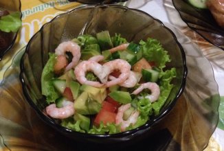 Салат с авокадо и креветками.