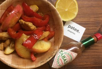 Салат из курицы и карамелизированных яблок.