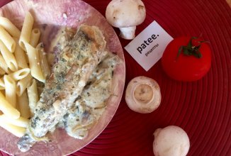 Хек на овощной подушке, с хреном и сметаной.