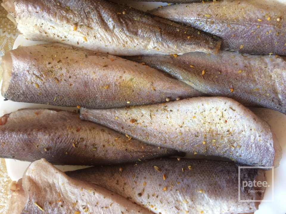 Хек на овощной подушке, с хреном и сметаной. - Шаг 1