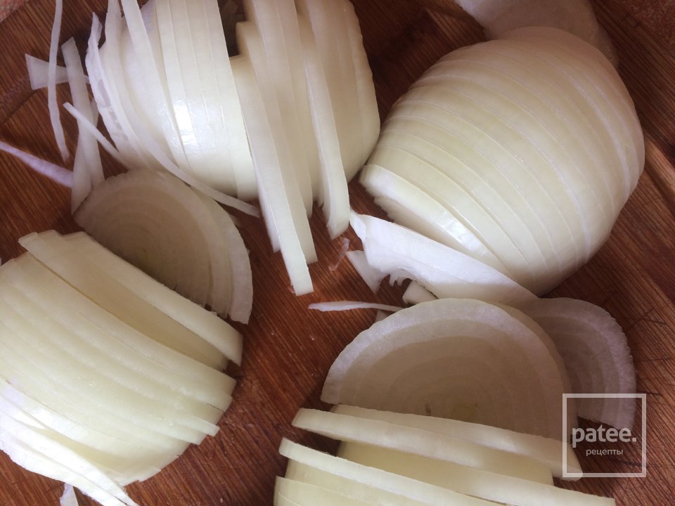 Хек на овощной подушке, с хреном и сметаной. - Шаг 3