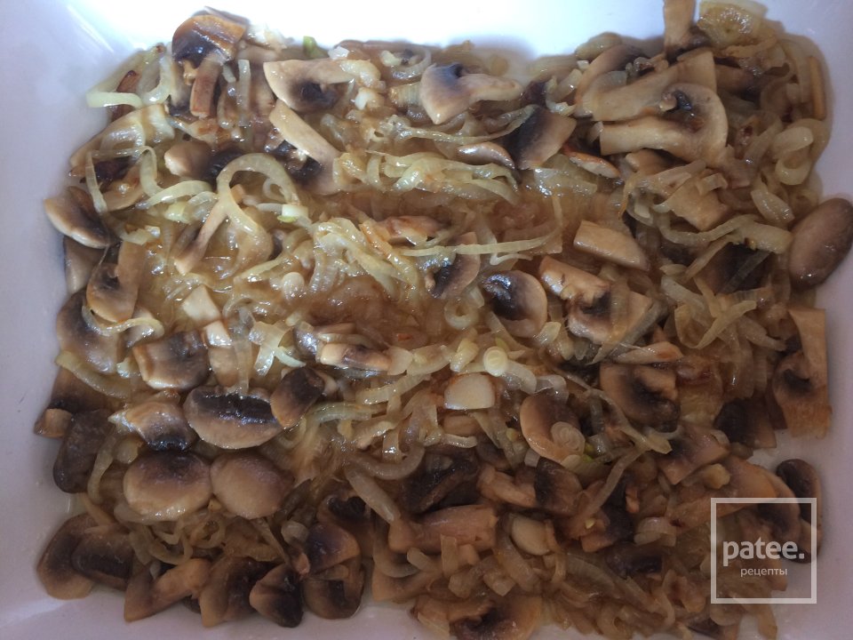 Хек на овощной подушке, с хреном и сметаной. - Шаг 4