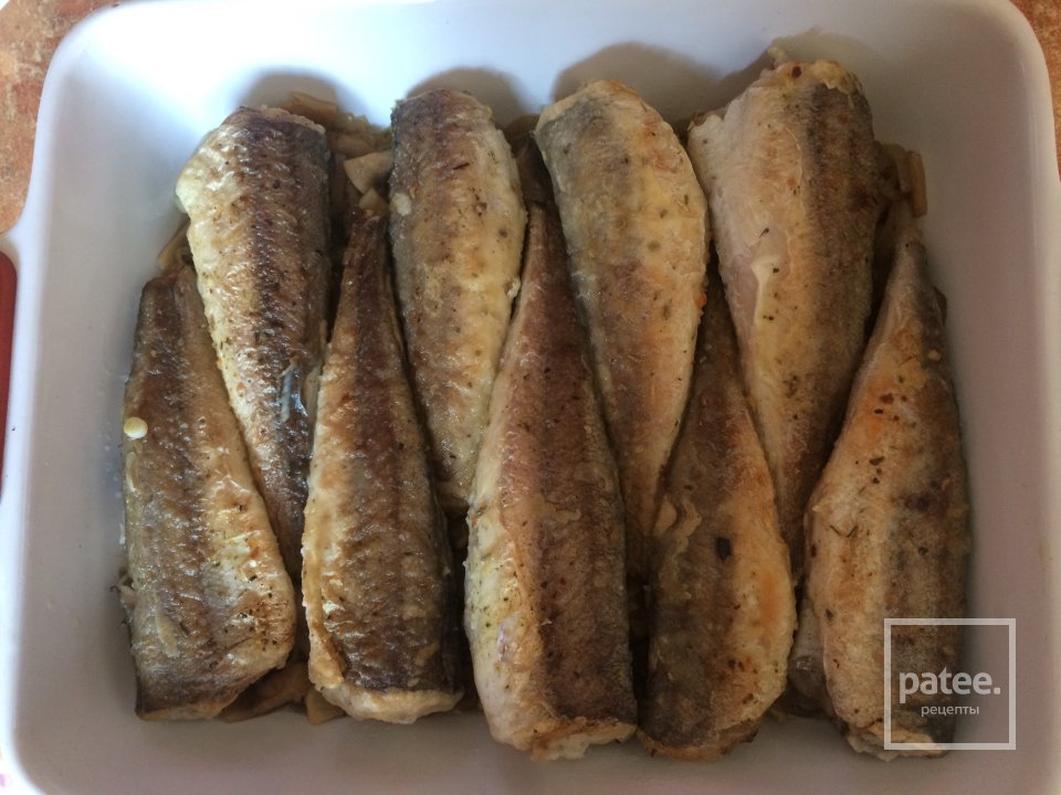 Хек на овощной подушке, с хреном и сметаной. - Шаг 5