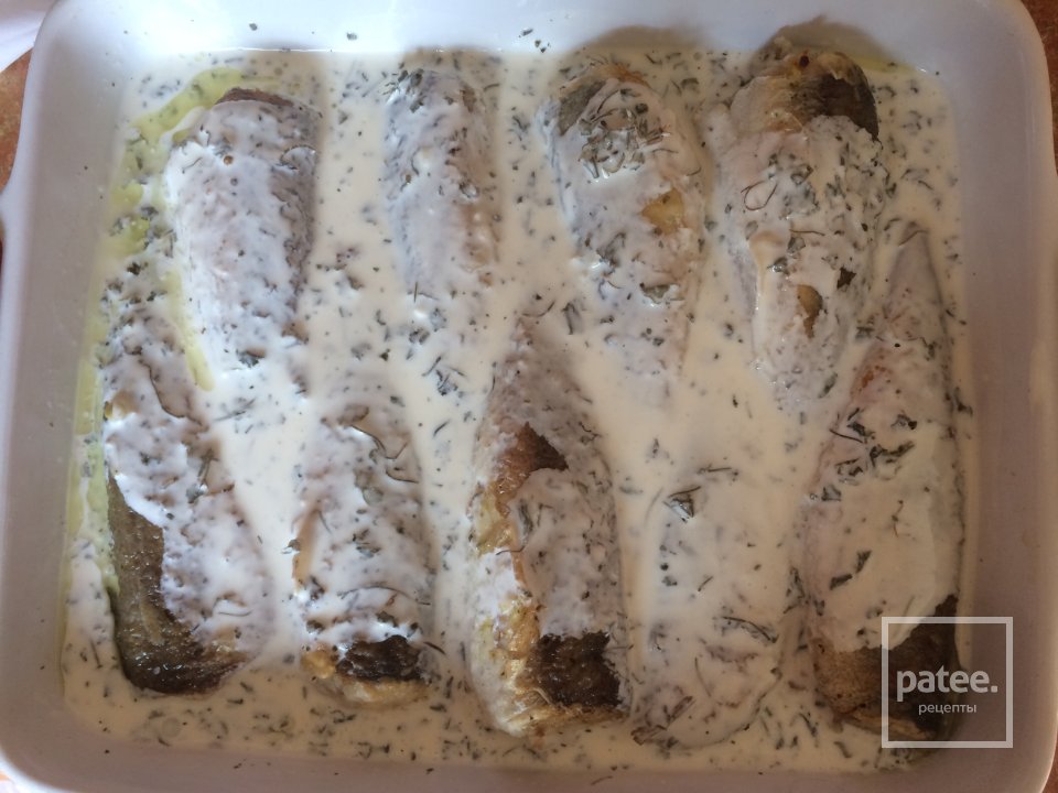 Хек на овощной подушке, с хреном и сметаной. - Шаг 7