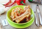 Свиные ребрышки с квашеной капустой в духовке
